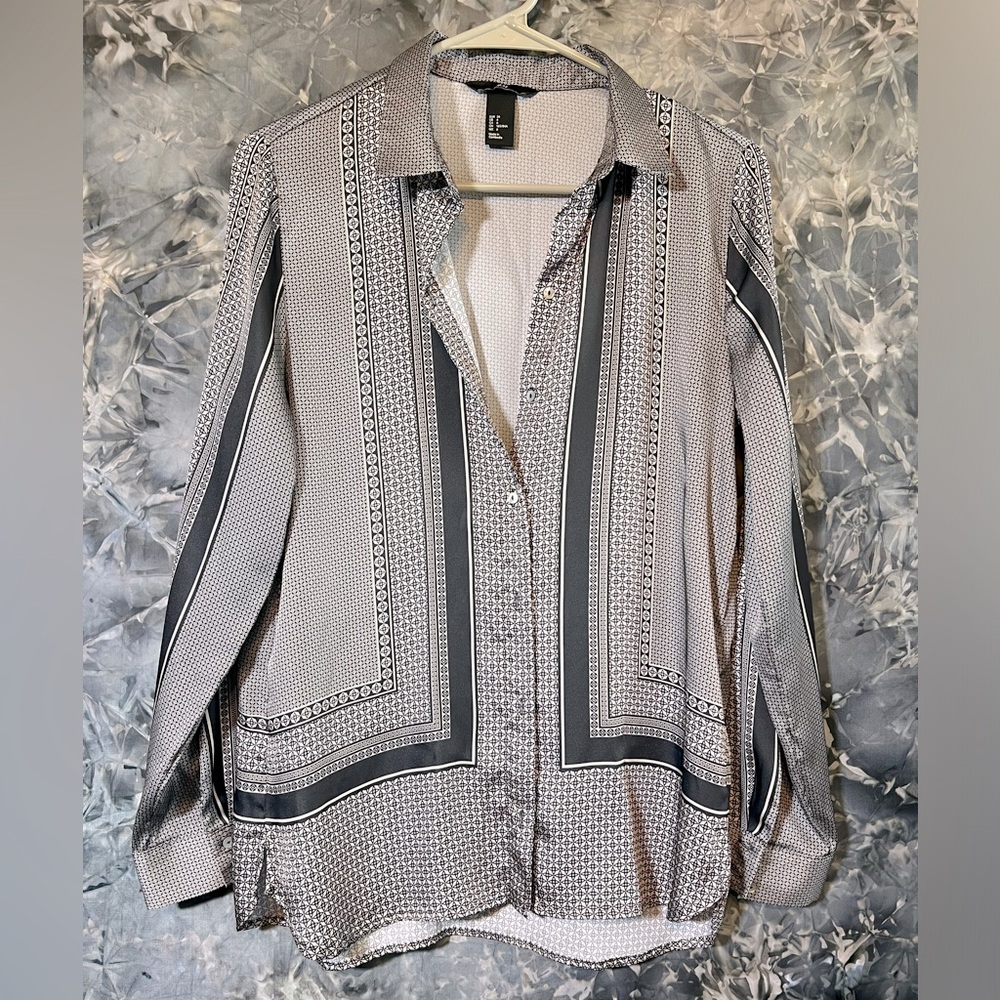 H&M black gray geometric paisley black & white satin button-down blouse top